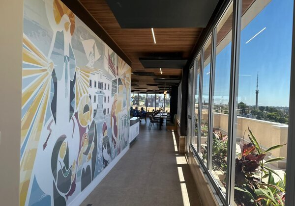 Hospital Nossa Senhora das Graças: Corredor com mural