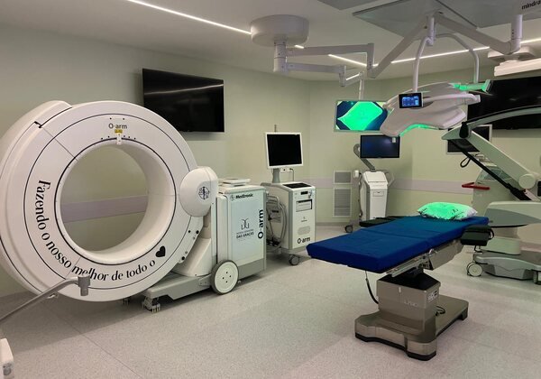 Hospital Nossa Senhora das Graças: Sala cirúrgica com tomógrafo